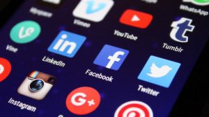 mynd af skjá með tákmyndum ýmissa samfélagsmiðla s.s. facebook og linked in.