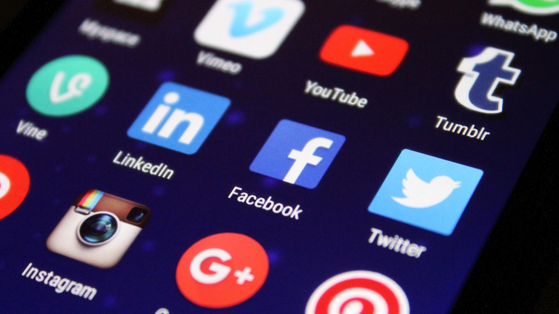 mynd af skjá með tákmyndum ýmissa samfélagsmiðla s.s. facebook og linked in.