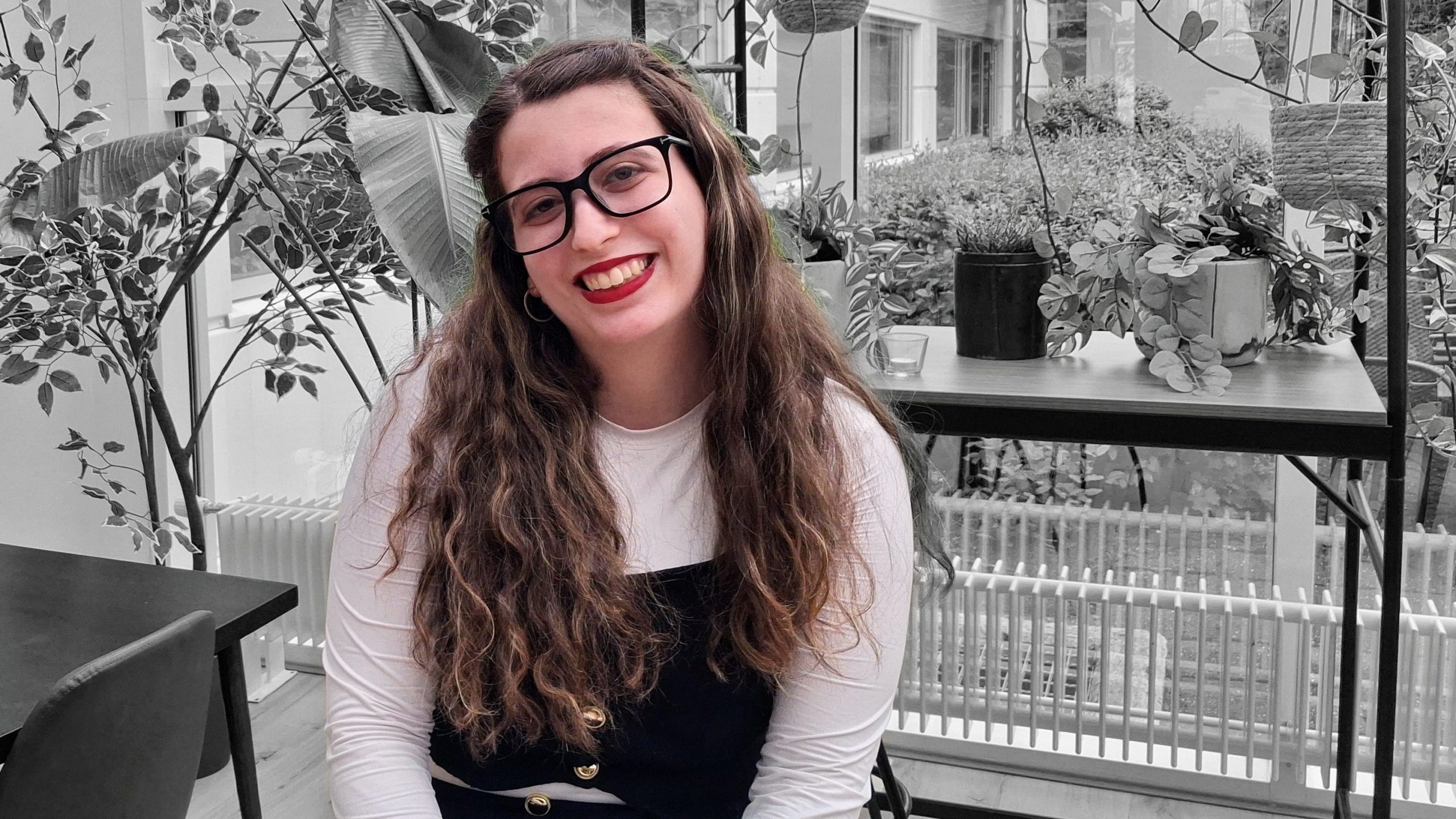 Mynd af Fabiana en hún er brosmild stúlka á þrítugsaldri með sítt brúnt hár og gleraugu.